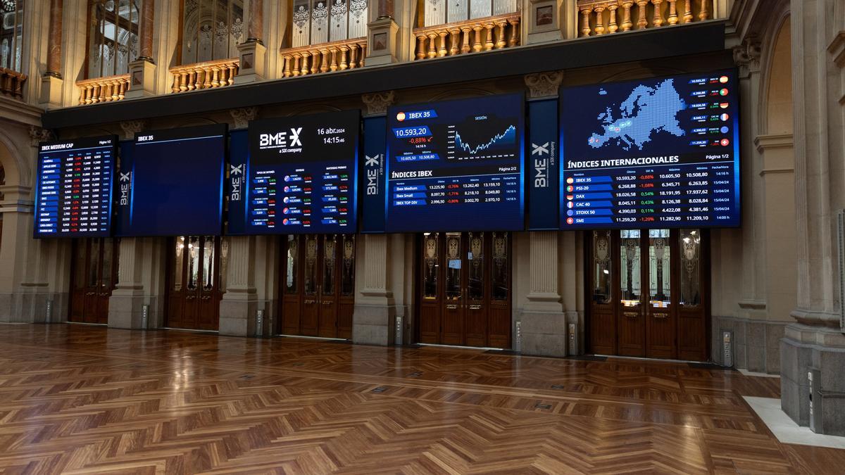 Paneles del Ibex 35 en el Palacio de la Bolsa.