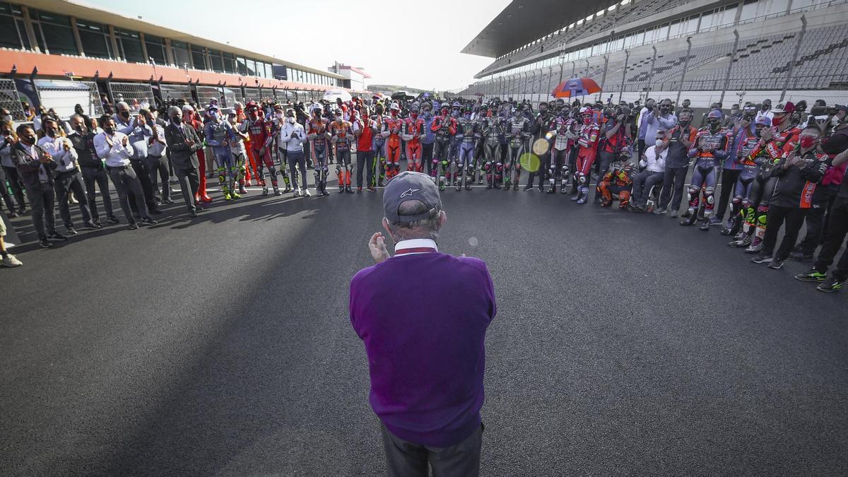 El 'paddock' del Mundial ovaciona a Carmelo Ezpeleta, CEO de Dorna, en Portimao-2020.