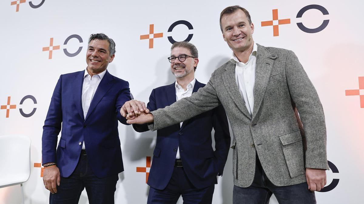 El consejero delegado de Orange-MásMóvil, Meinrad Spenger (d), posa junto al director general de operaciones, Germán López (i), y el director financiero, Ludovic Pech (c), durante la presentación de la nueva compañía que ha echado a andar tras su fusión en Pozuelo de Alarcón, Madrid, este miércoles.