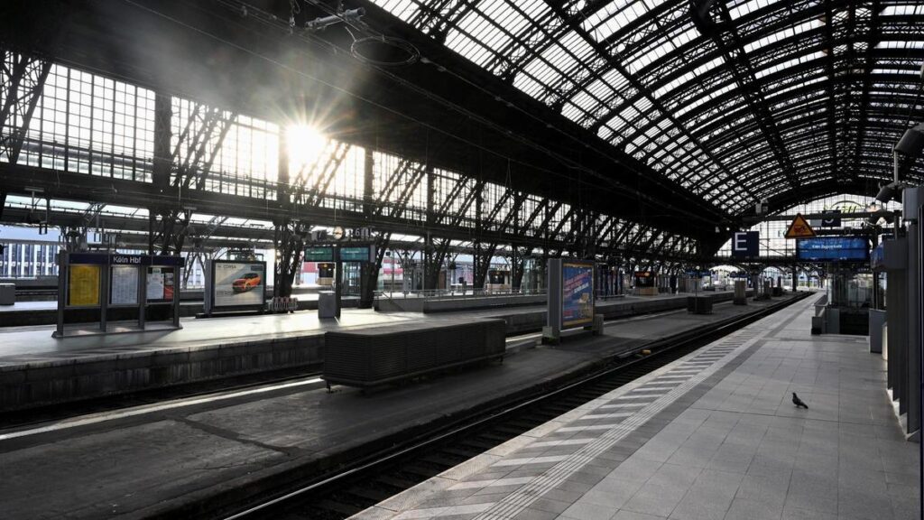Estación Central de Colonia vacía durante la huelga de transporte en Alemania.