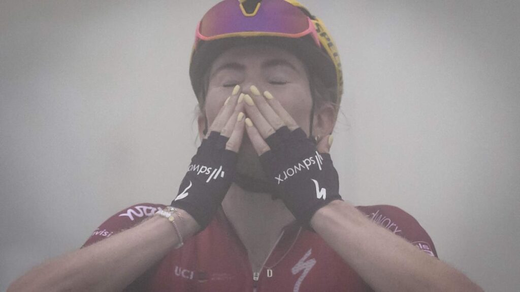 La neerlandesa Demi Vollering celebra su triunfo en el Tourmalet.
