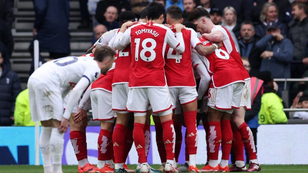 2-3. El Arsenal golea, resiste y presiona al City
