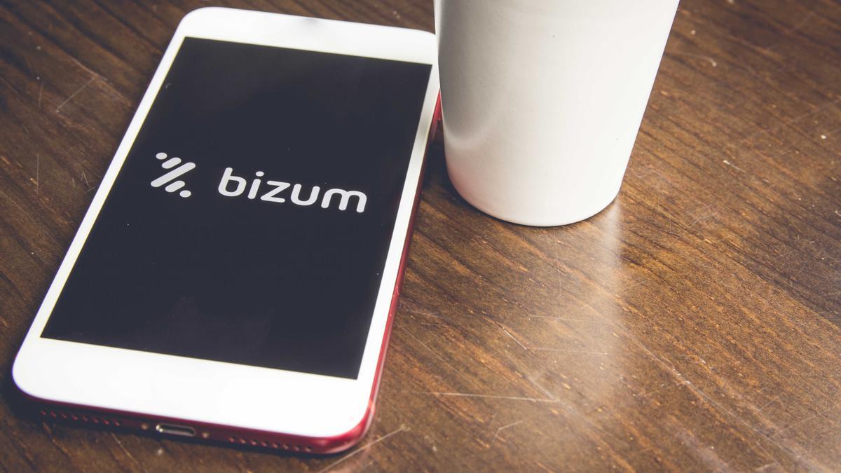 Símbolo de Bizum en la pantalla de un teléfono móvil.