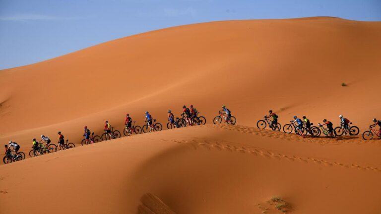 Una imagen de una pasada edición de la Titan Desert en el desierto, en la zona de Merzouga