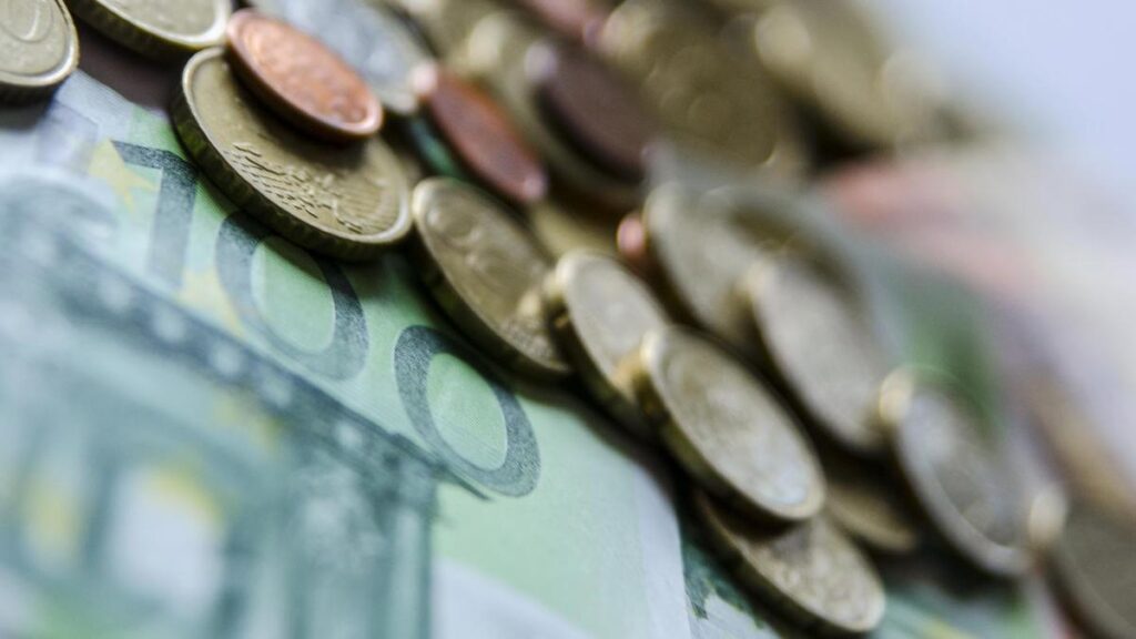 Archivo - Monedas, moneda, billete, billetes,euro ,euros, capital, efectivo, metálico, riqueza