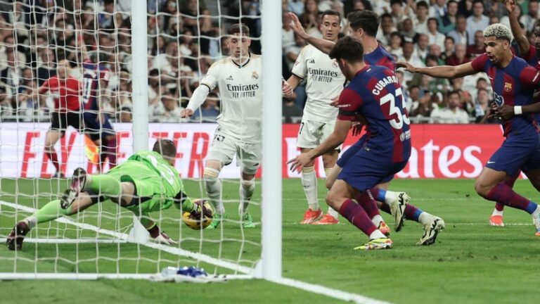 Lunin saca el balón rematado por Lamine Yamal en la jugada más polémica del clásico.