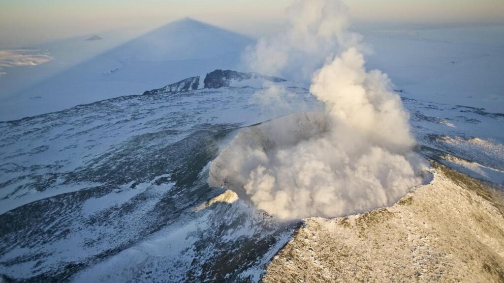 Así el monte Erebus, el volcán que escupe oro
