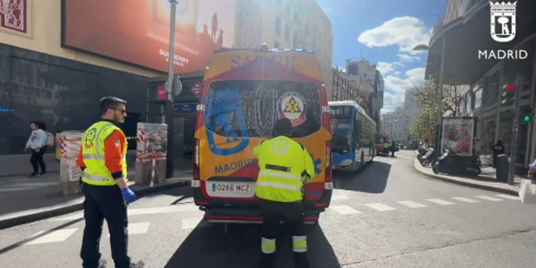 Una mujer de 65 años en estado grave tras ser atropellada por un autobús urbano junto a la estación de Metro de Callao (Madrid)