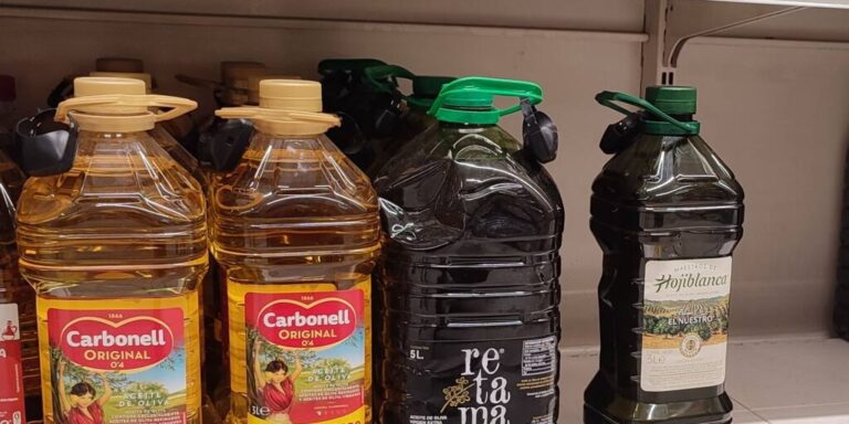 El aceite de oliva se encarece otro 13% a la espera de que el Gobierno apruebe el prometido tipo cero de IVA