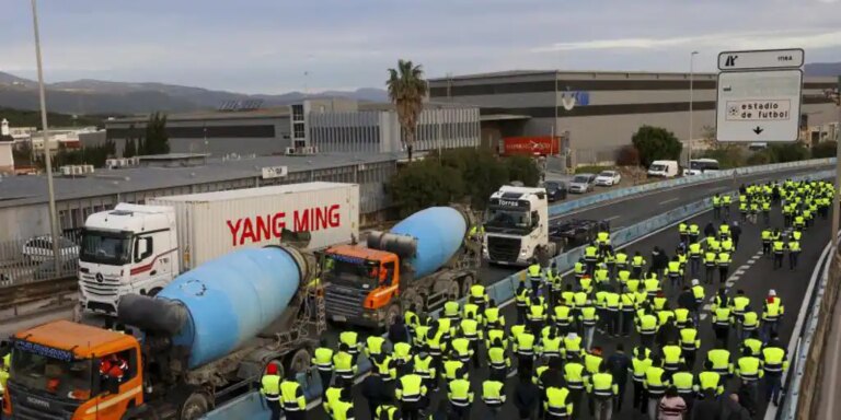 Acerinox denuncia que ha sufrido un asalto en la fábrica para provocar un incendio y valora el cierre de la planta
