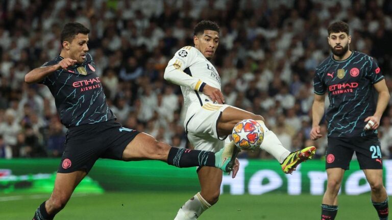 Rodri y Bellingham pugnan por un balón en el duelo del Bernabéu.
