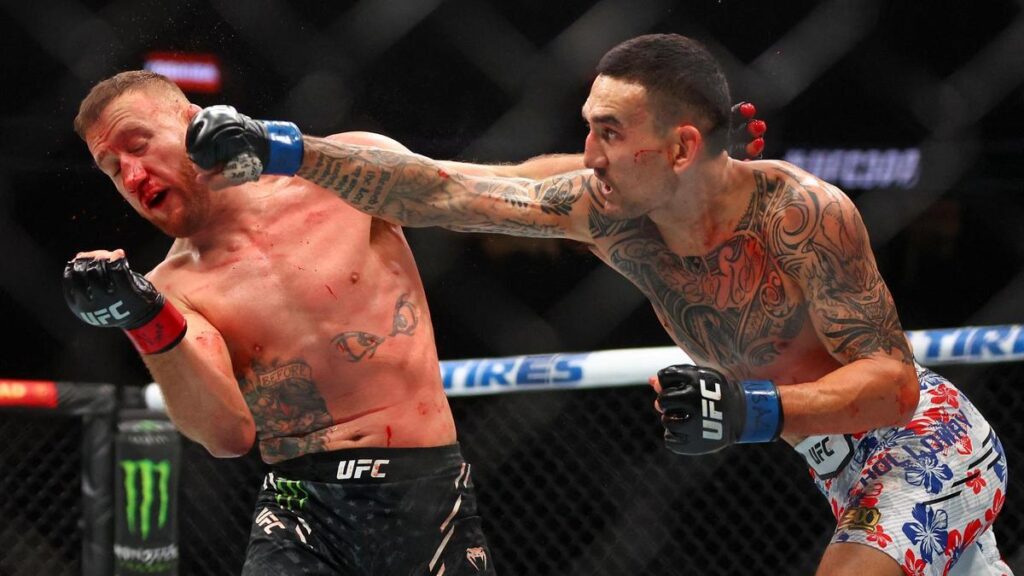 Max Holloway (guantes azules) conecta un directo a Justin Gaethje (guantes rojos) en la UFC 300