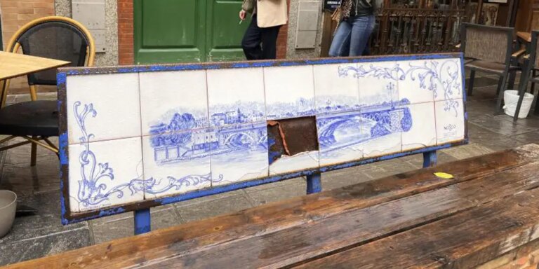 El vandalismo y la falta de mantenimiento se ceba con los bancos de la calle San Jacinto de Sevilla
