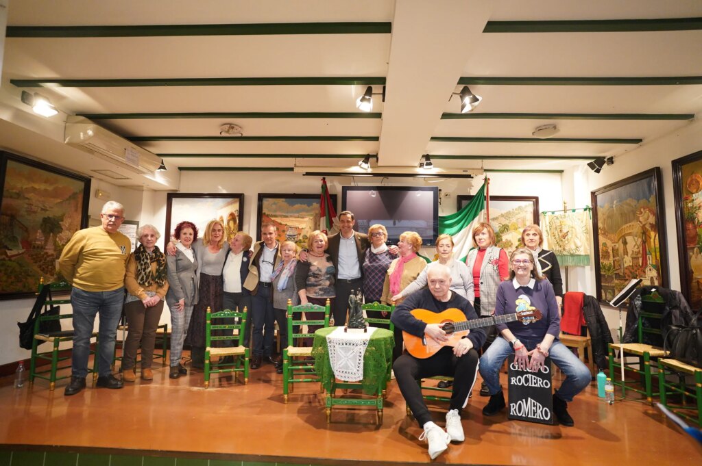 Juanma Moreno se reúne con emigrantes andaluces en su gira electoral para apoyar al PP en el País Vasco