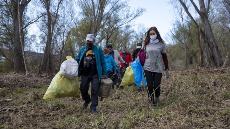 Recogida de 'basuraleza' en una zona de monte.