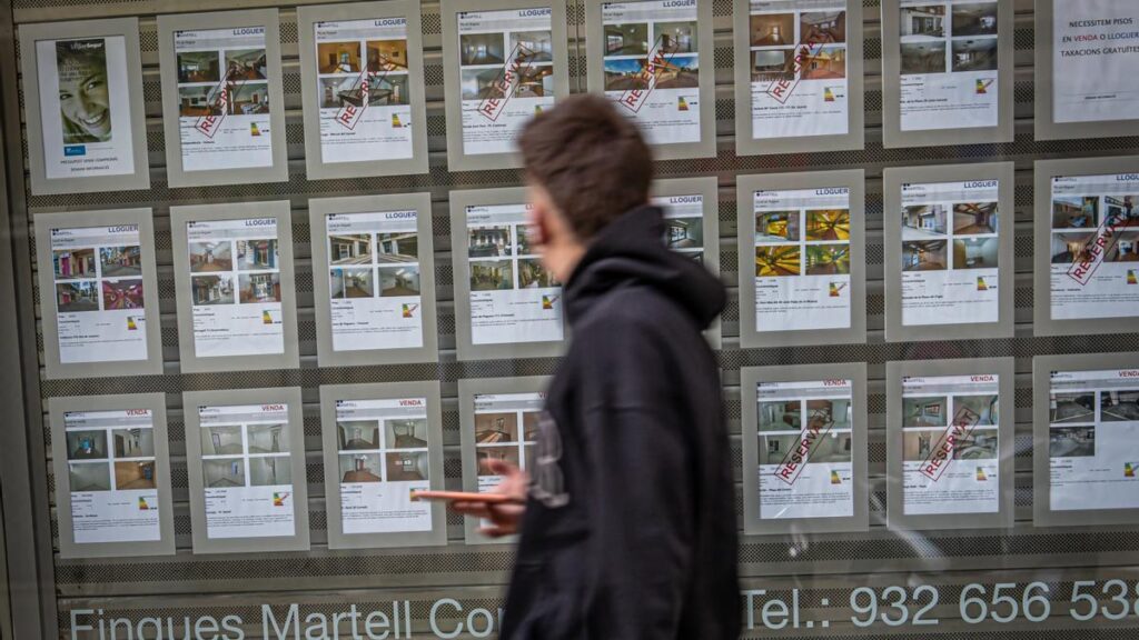 Imagen de archivo de un escaparate de una agencia inmobiliaria.
