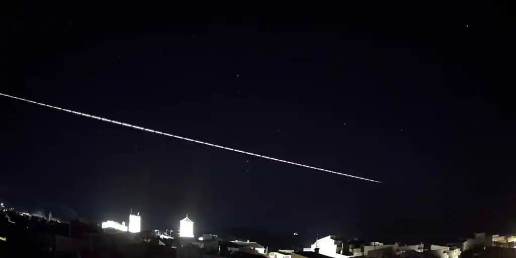 Ni misil ni satélite de Elon Musk, lo que sobrevoló el Mediterráneo fue un bólido rozador, «uno entre un millón»