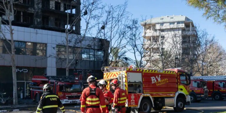 Encuentran el cadáver de un hombre sepultado bajo toneladas de basura en su casa en Valencia