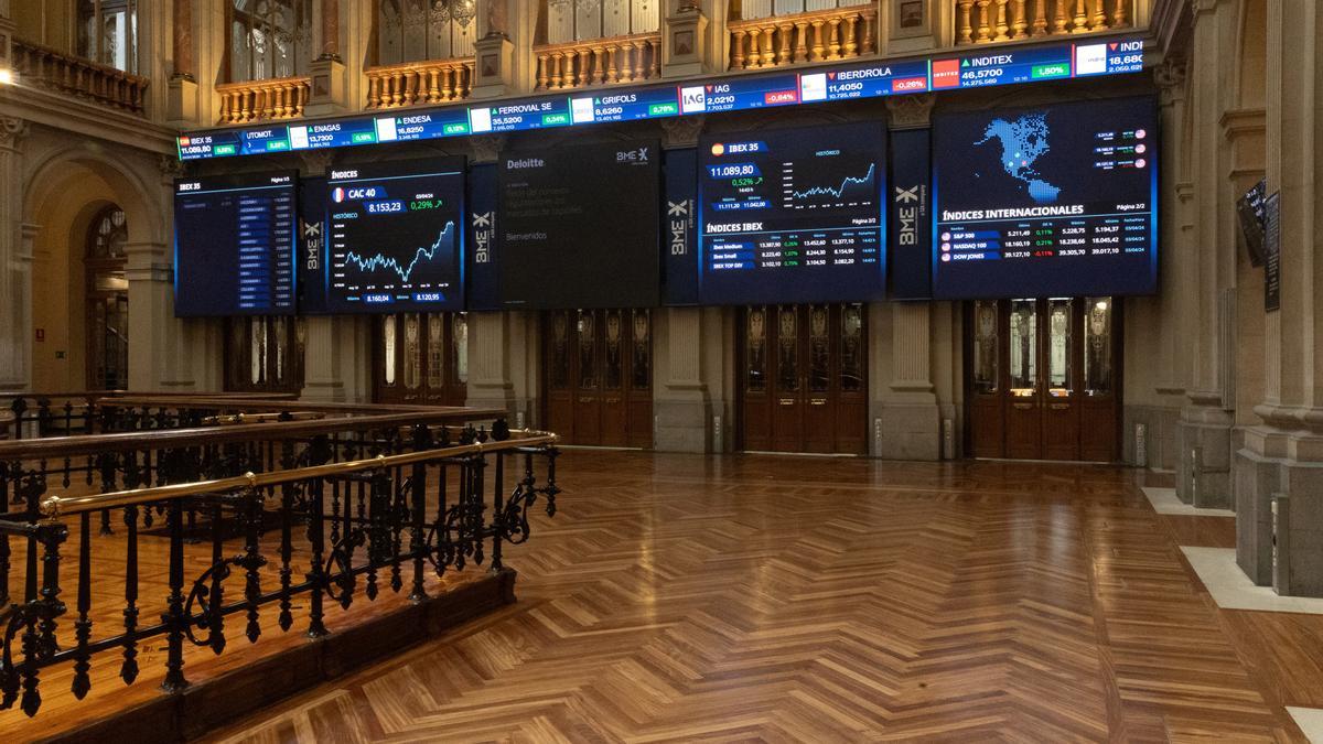 Paneles del Ibex 35 en el Palacio de la Bolsa en Madrid (España).