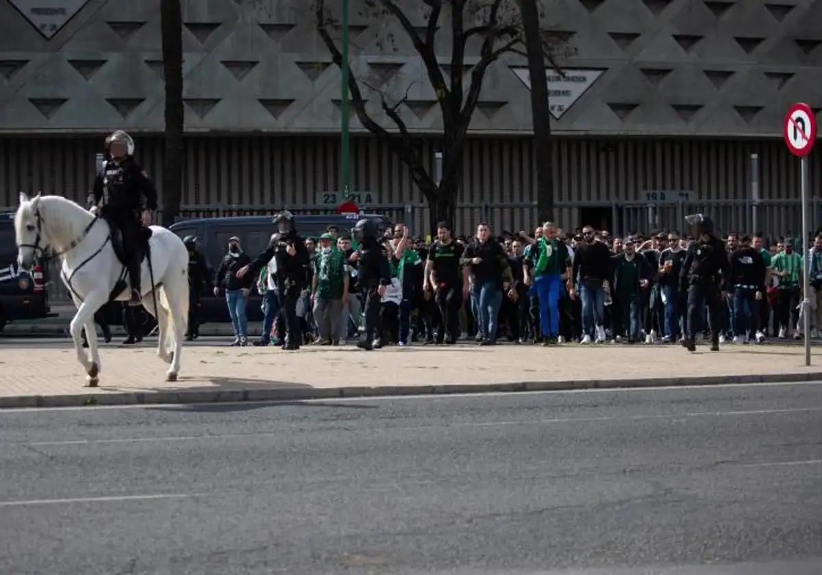 La Comisión antiviolencia pidió al Betis y al Sevilla alejar a las aficiones de la llegada de los equipos sevillanos