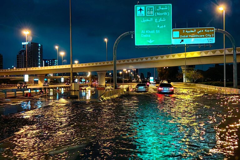 las históricas lluvias anegan las pistas del aeropuerto de Dubái