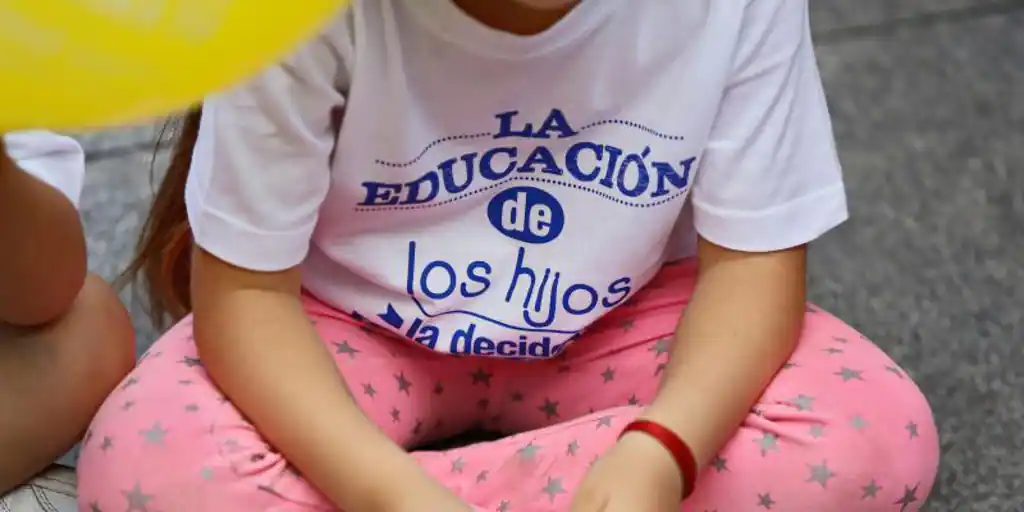 «La narrativa de que se está eliminando el valenciano del sistema educativo es falsa y peligrosa»: profesores defienden la ley de Mazón