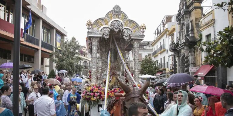 Luz para las noches de camino del Rocío de Córdoba, ayuda a los necesitados