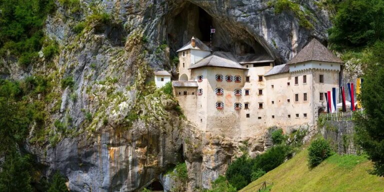 El castillo más grande del mundo construido en la entrada de una cueva