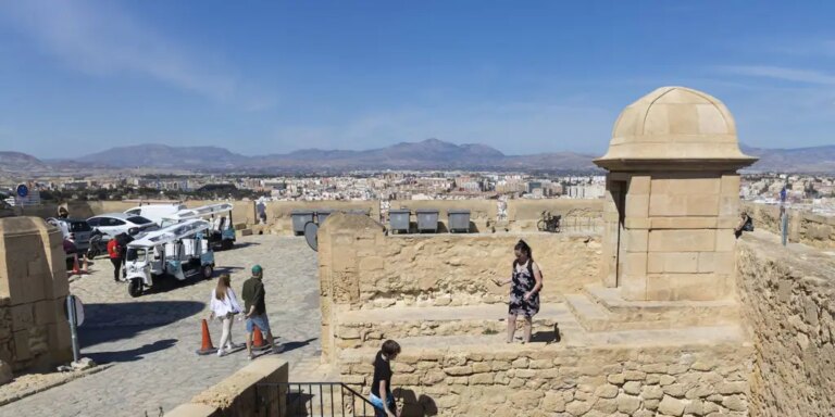 Una mujer muere al caer en el Castillo de Santa Bárbara de Alicante desde una altura de cuatro metros