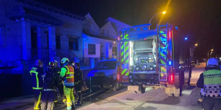 Arde un vehículo en el garaje de un chalet en Torres de la Alameda y deja varios intoxicados por inhalación de humo