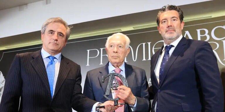 Curro Romero recibe emocionado el XV Premio Taurino de ABC