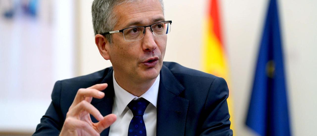 El gobernador del Banco de España, Pablo Hernández de Cos, durante una entrevista con EL PERIÓDICO.