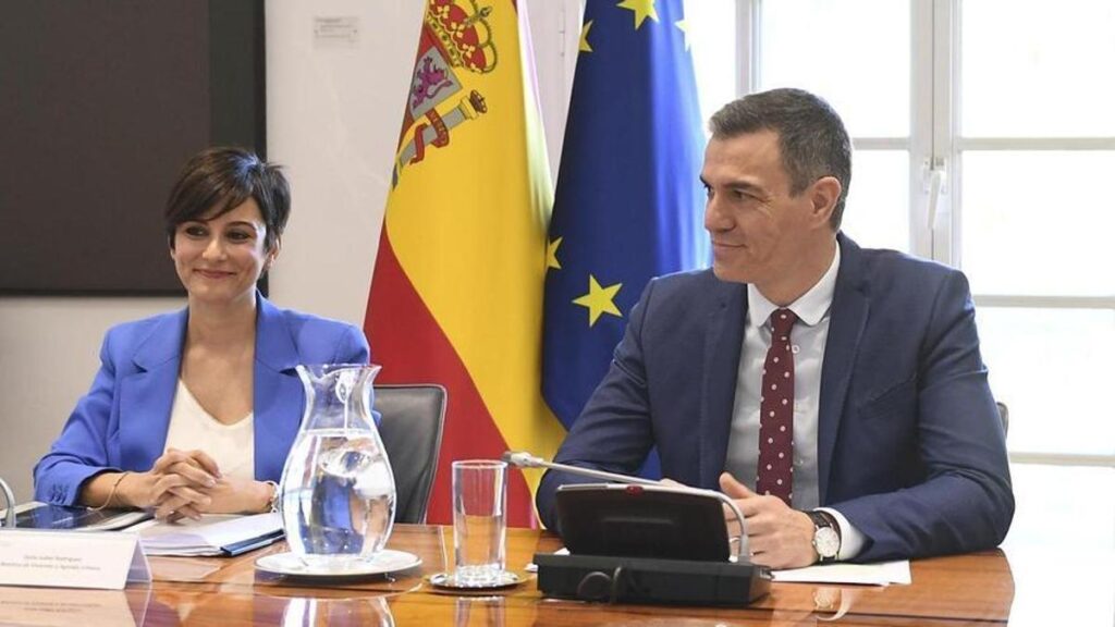El presidente del Gobierno, Pedro Sánchez, acompañado por la ministra de Vivienda y Agenda Urbana, Isabel Rodríguez.