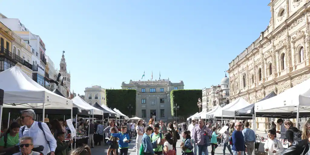Sevilla recupera veinte años después el Día del Libro con una gran respuesta del público