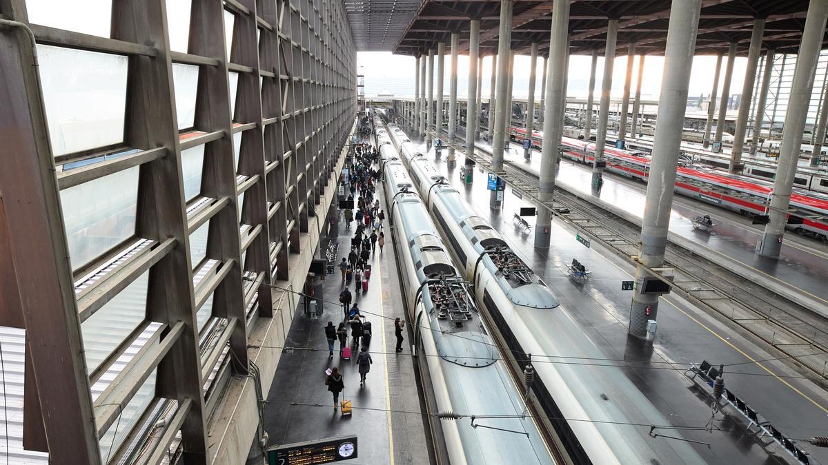 Varias personas en una de las vías de la estación Puerta de Atocha.