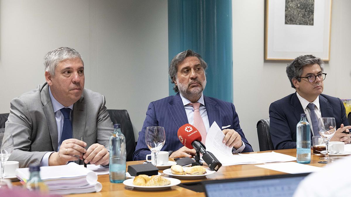De izquierda a derecha: José Vicente de los Mozos, presidente del Comité Ejecutivo de IFEMA Madrid; Ángel Asensio, presidente de la Junta Rectora, y Daniel Martínez, vicepresidente ejecutivo