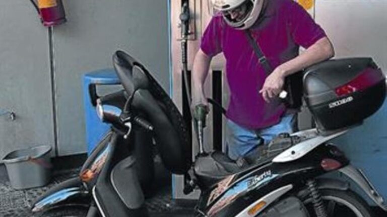 Un cliente reposta en una gasolinera.