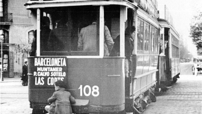 Un niño en el 'testero' de un tranvía.