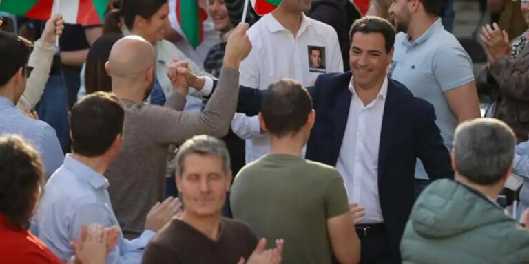 El PNV apela a los indecisos para evitar el doble 'sorpasso' de Bildu