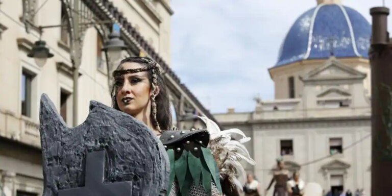 Los Moros y Cristianos de Alcoy deslumbran con más de 15.000 participantes en el desfile de sus Entradas
