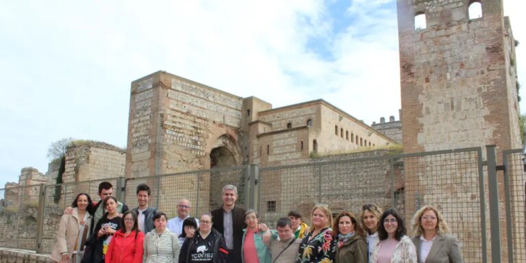 El alcalde de Escalona recibe a la Asociación Down Toledo en su visita para conocer el municipio