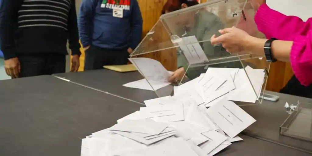 EH Bildu y PNV empatan a 27 escaños, al 90% escrutado