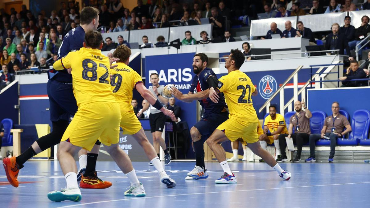 Nikola Karabatic, braceando contra Petrus en los cuartos de final de la Champions de balonmano