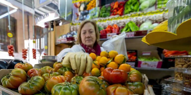 La cesta básica de la compra es casi un 50% más cara que hace cuatro años