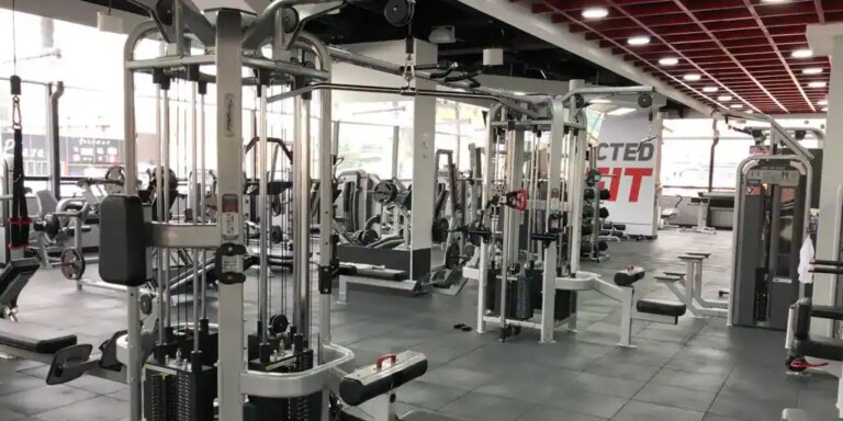 Agrede con una piedra a un compañero de gimnasio de Granada tras discutir por el uso de una máquina de musculación