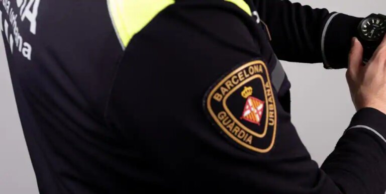 Un herido por disparo de la Guardia Urbana de Barcelona tras abalanzarse sobre los agentes con un arma blanca