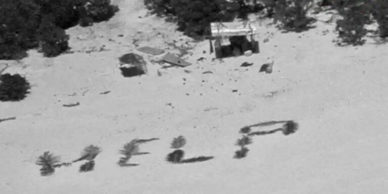 tres marinos varados en una isla desierta guían a sus rescatistas con un gigantesco mensaje de ayuda