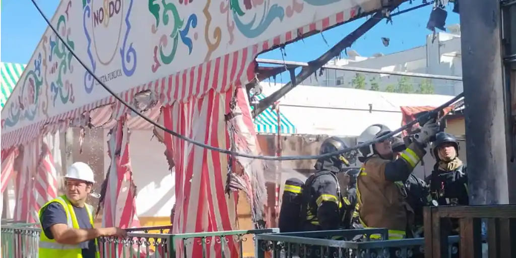Sale ardiendo una caseta de la Feria de Abril de Sevilla