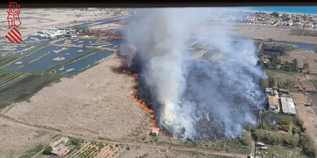 Alerta por dos incendios que podían afectar a zonas habitadas en Valencia y Castellón