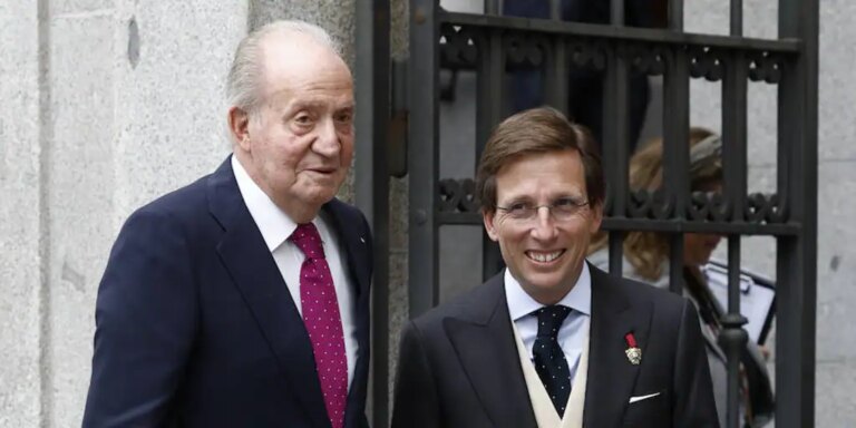 Ovación a Juan Carlos I a su llegada a la boda de José Luis Martínez-Almeida y Teresa Urquijo